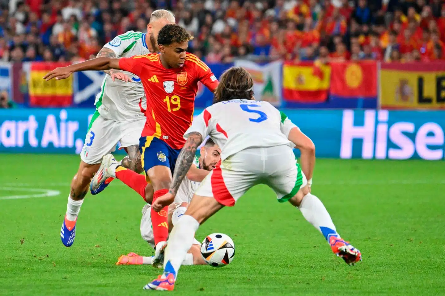 Den spanske angriber Lamine Yamal er et fænomen på en fodboldbane. Her er han ved EM i kamp mod tre italienske modstandere.