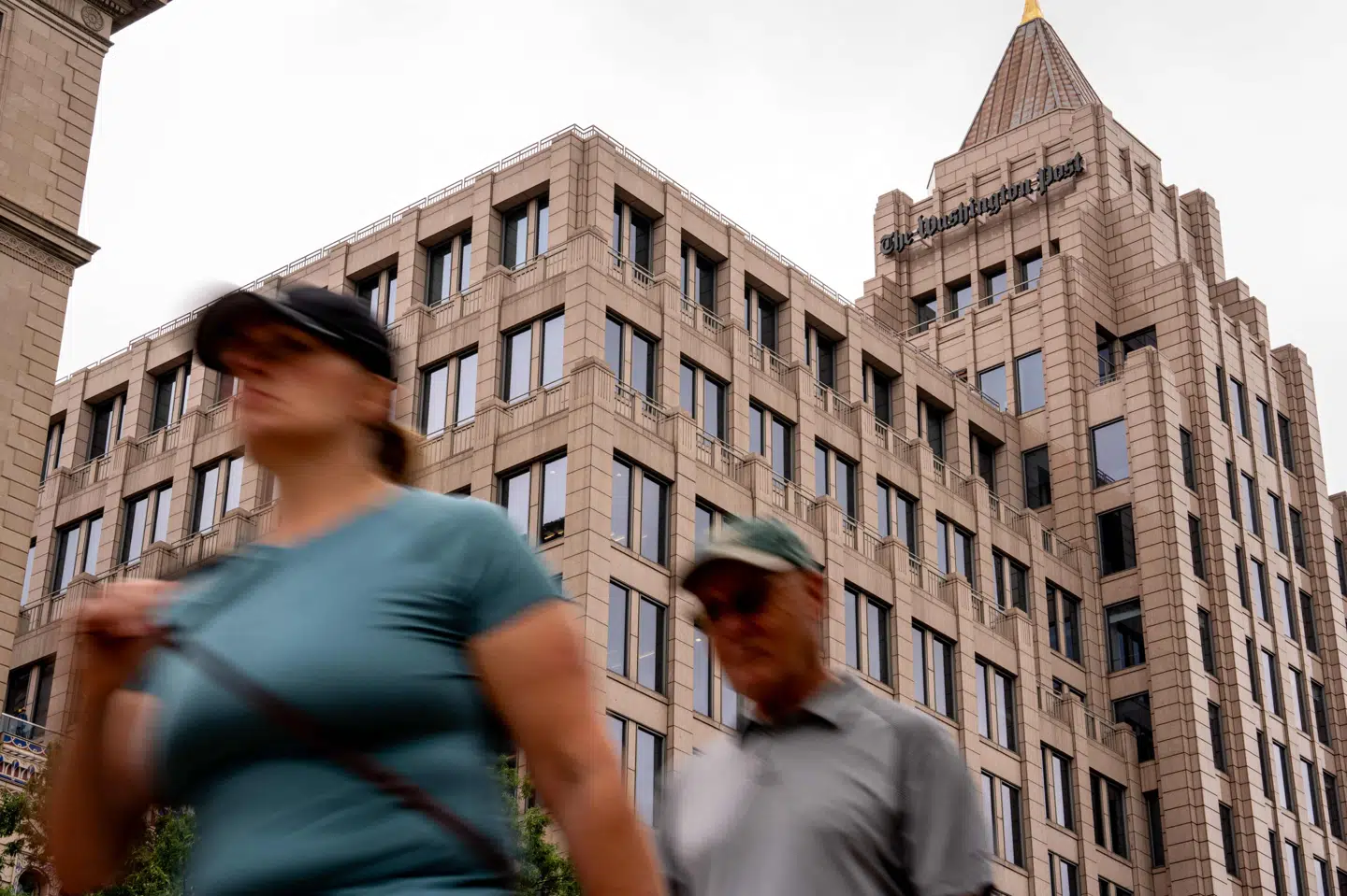 Washington Post i den amerikanske forbundshovedstad er en institution i USA's presse. En britisk journalist har opgivet af blive ny chefredaktør, efter at han er blevet beskyldt for at have brugt tvivlsomme metoder tidligere i sin karriere.