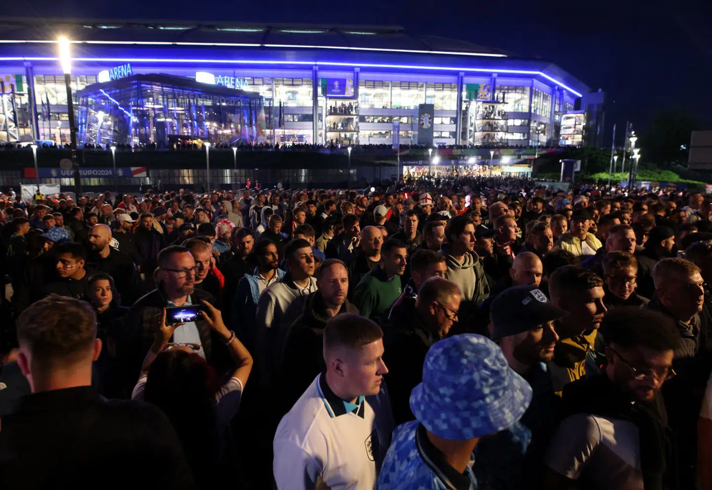 Engelske fans forsøger at komme fra stadion i Gelsenkirchen efter kampen mod Serbien. Mange af dem strandede i mange timer.