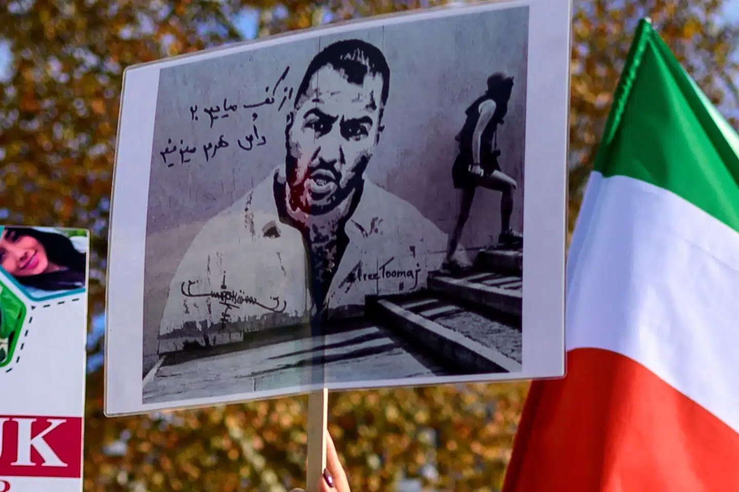 Folk holder under en demonstration i Istanbul i november 2022 en plakat med et billede af Toomaj Salehi i vejret. (Arkivfoto).