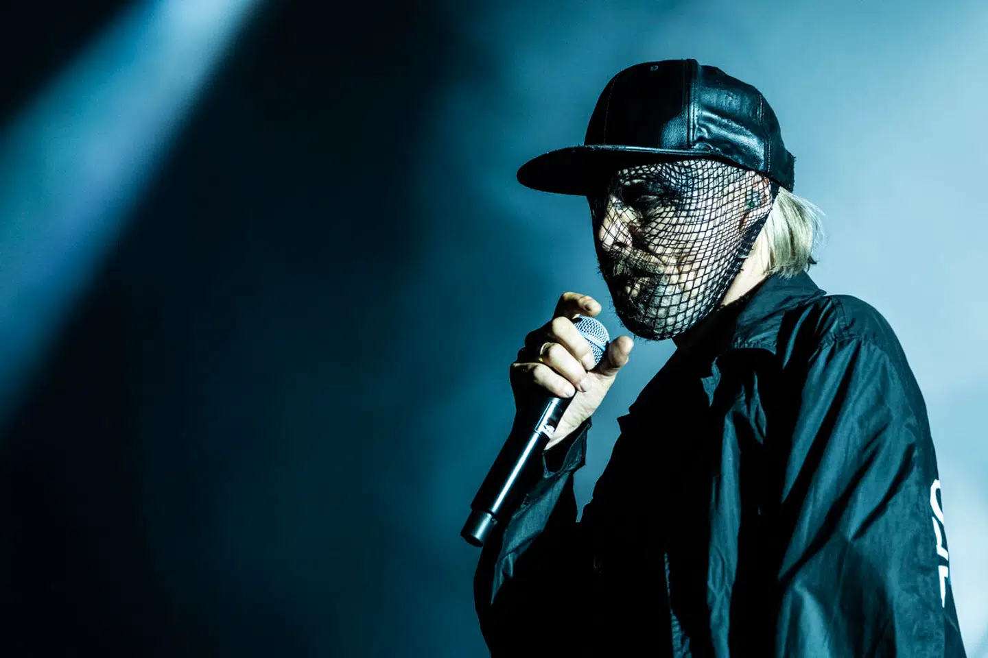 Forsanger Steen Jørgensen var en bastant vokal forrest i lydbilledet og en afslappet, cool figur i centrum på scenen.