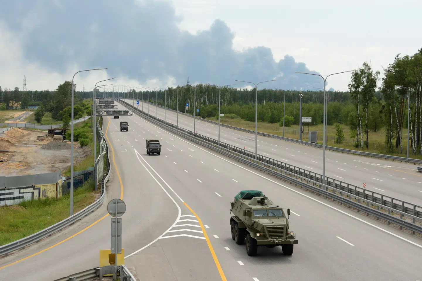 Militærkøretøjer fra Wagner-gruppen kører mod Moskva i juni sidste år. I baggrunden ses røgen fra en brand på et oliedepot.