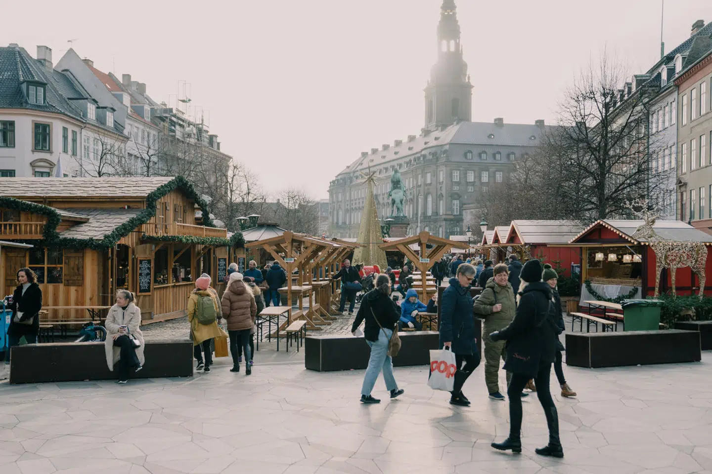 Julemarkederne i København fik den forgangne jul kritik fra flere borgmestre for at være generiske og fyldt med dårlig mad og skrammel. Nu får Kongens Nytorv et nyt julemarked med skøjtebane og fokus på dansk mad og håndværk.