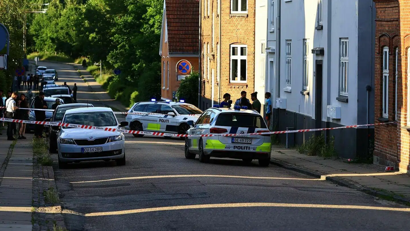 Det var i denne gade i Korsør, at barnet faldt ud af vinduet søndag aften.