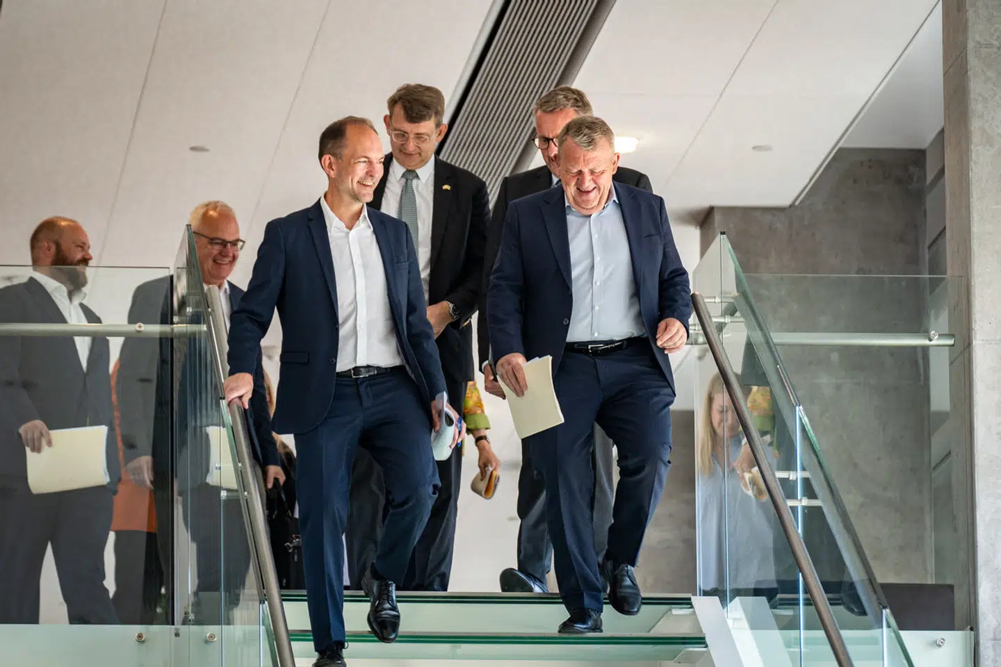 Skatteminister Jeppe Bruus (S), forsvarsminister Troels Lund Poulsen (V), udenrigsminister Lars Løkke Rasmussen (M) og erhvervsminister Morten Bødskov (S) på vej til pressemødet 20. juni, hvor de blandt andet præsenterede regeringens plan om at sænke skatte på generationsskifter.