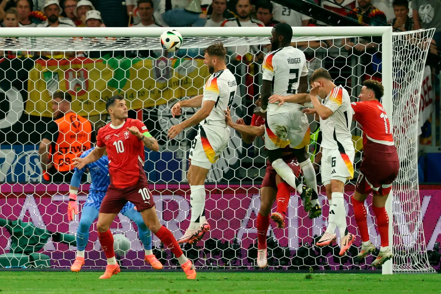 Tyskland udligner til 1-1 mod Schweiz. I baggrunden en bannerreklame for Qatar Airways. Foto: Friedemann Vogel, Scanpix