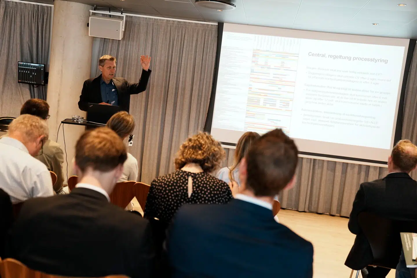 Formand for ekspertgruppen, Claus Thustrup Kreiner, og resten af medlemmerne præsenterer deres anbefalinger til en reform af beskæftigelsessystemet på et pressemøde i Den Sorte Diamant.