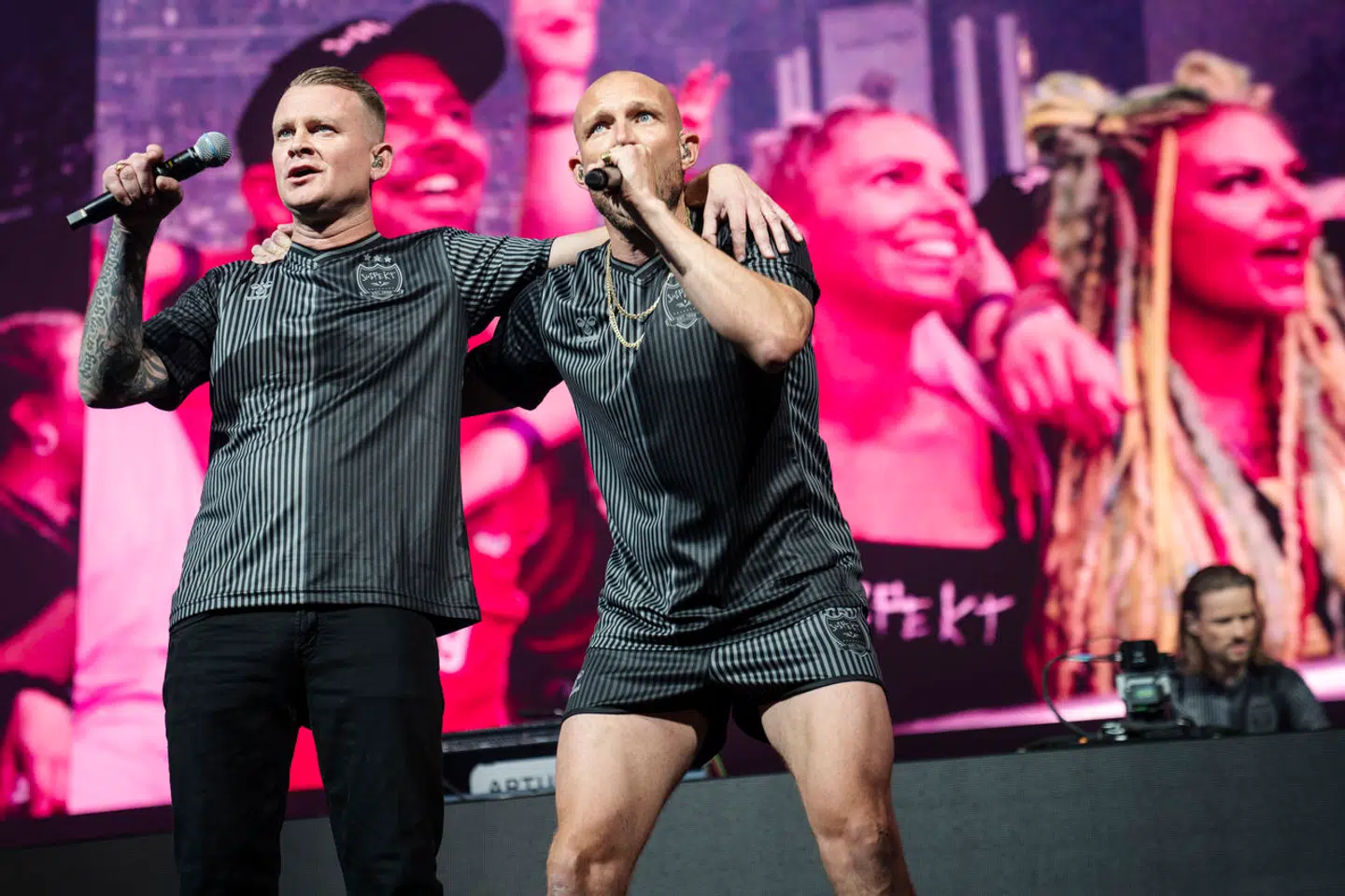 »Nogle finder Suspekts tekster sjove og festlige, andre bliver irriterede eller provokerede. Der skal være plads til begge følelser og holdninger,« skriver Erik Brøgger Rasmussen.