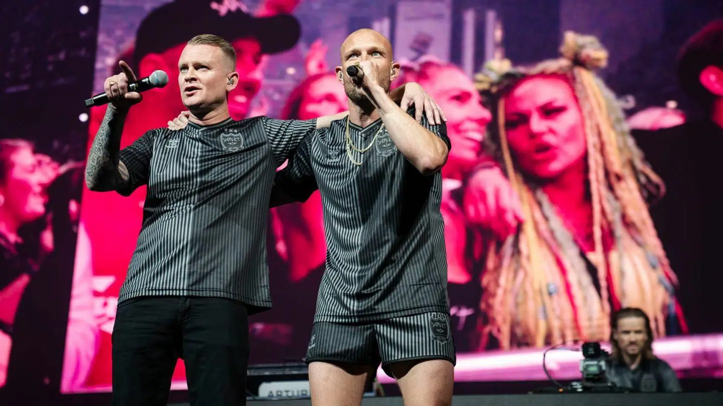 Rapgruppen Suspekt med Orgi-E og Bai-D som frontfigurer spillede deres nye EM-sang, 'Flere mål, 4-0', som opvarmning til kampen mod Slovenien.