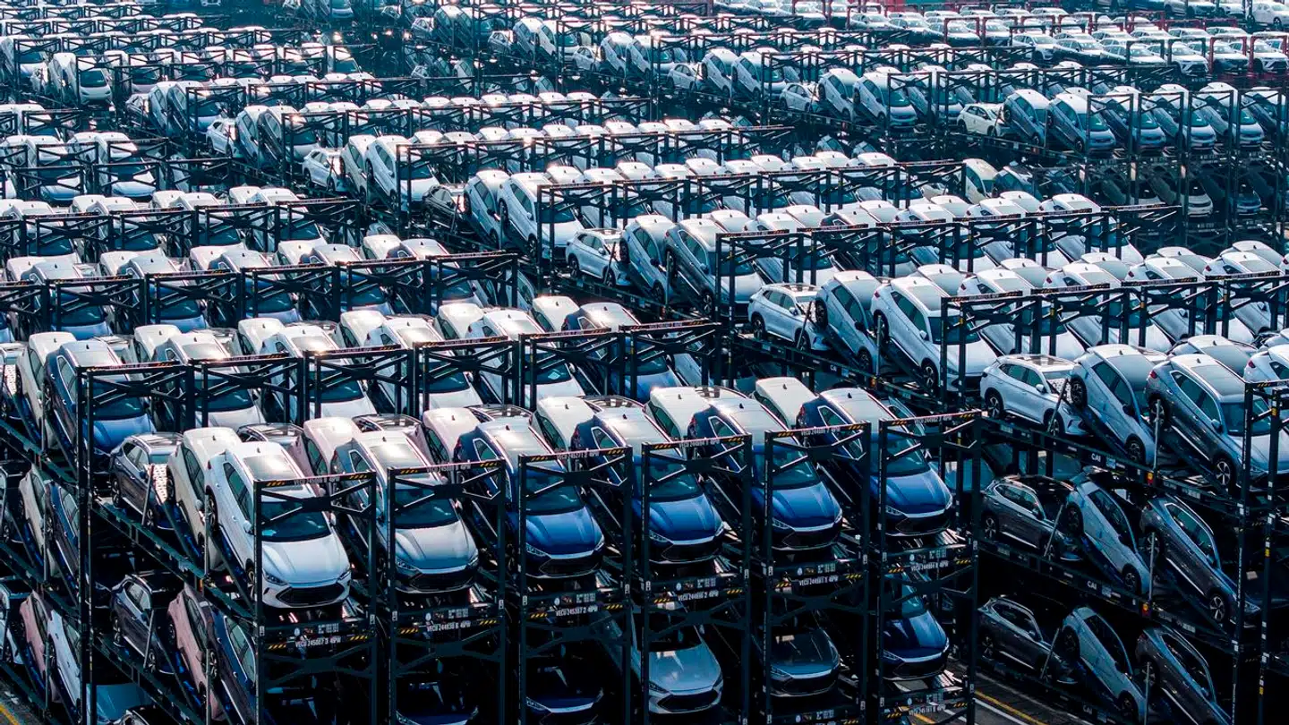 Elbiler gøres klar til containertransport i Suzhou, Kinas østlige Jiangsu-provins. EU-Kommissionen meddelte tidligere i juni, at EU vil indføre en straftold på importerede kinesiske elbiler. Arkivfoto: AFP, Scanpix