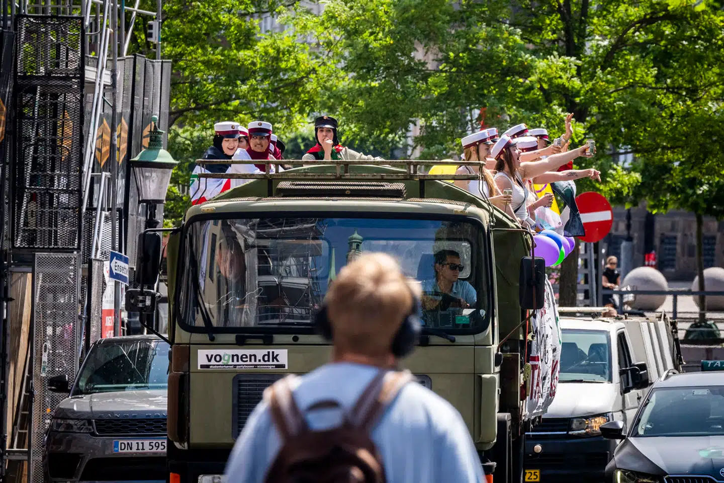 Til de unge, der nu står med studenterhuen og endnu ikke ved, hvad de vil videre i livet, siger Jannik Bay: »Erhvervsuddannelserne repræsenterer en fantastisk mulighed for at opnå en solid uddannelse, der åbner døre til et meningsfuldt og produktivt arbejdsliv.«