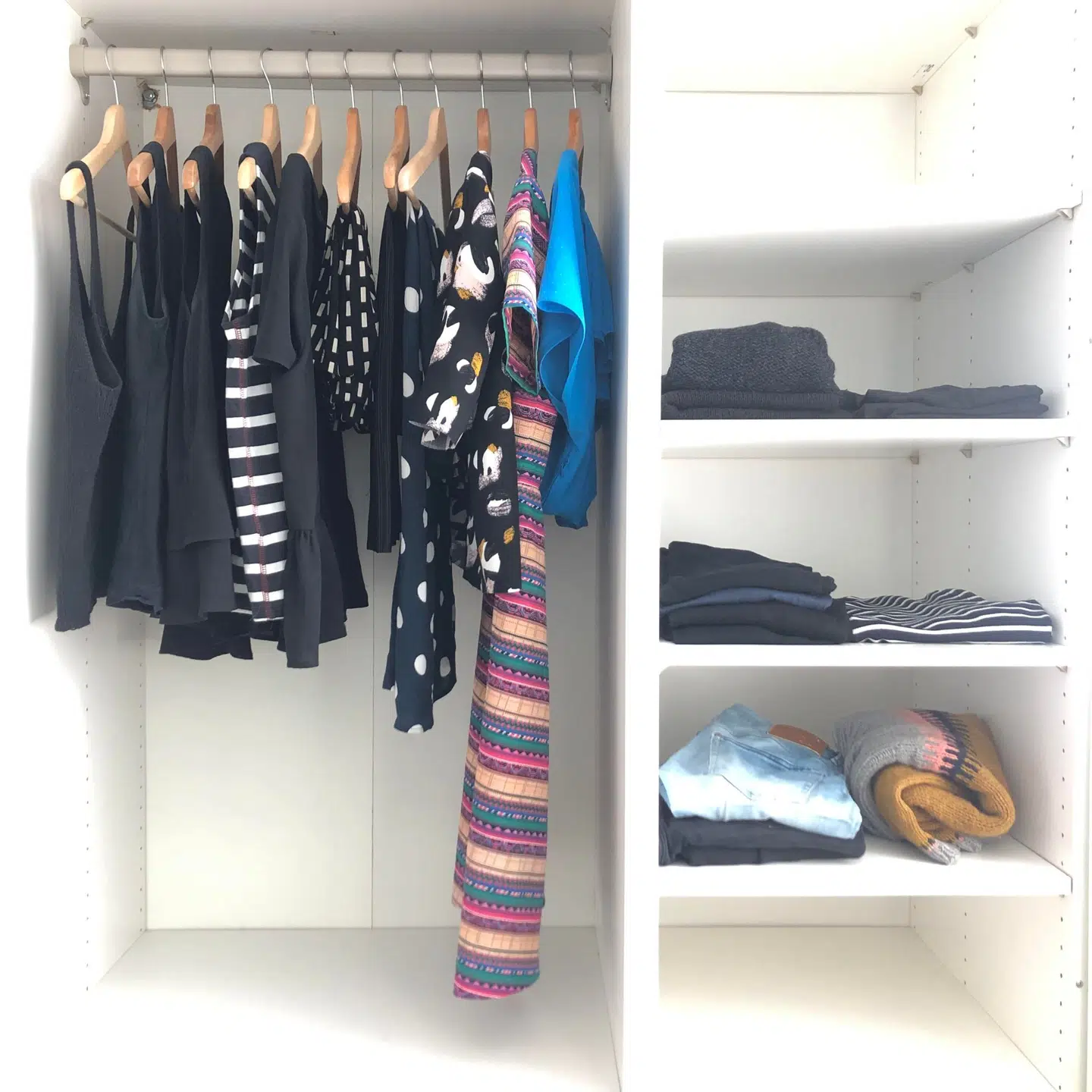 Et sted, man tydeligt kan se, der er skåret ind til benet i Jane Ibsen Pipers liv, er i hendes garderobe, hvor der kun er det allermest nødvendige, men også favorittøjet.