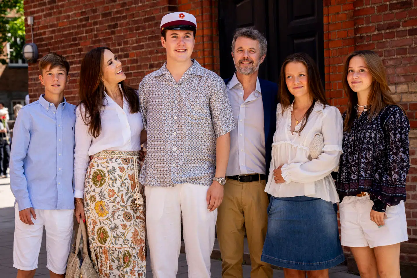 Prins Vincent, dronning Mary, kong Frederik X, kronprins Christian, prinsesse Isabella og prinsesse Josephine, i forbindelse med at kronprinsen har afsluttet sin sidste eksamen og er blevet student fra Ordrup Gymnasium mandag den 24. juni 2024.