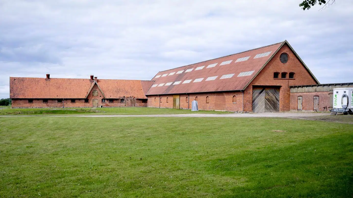 En del af laden og staldbygningerne, som Jim Lyngvild solgte tilbage til lensgreven, som altså nu har solgt dem til Stadil.
