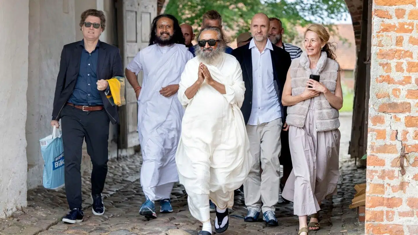 Stadil havde forleden inviteret den spirituelle leder Sri Sri Ravi Shankar til sin champagnefest.