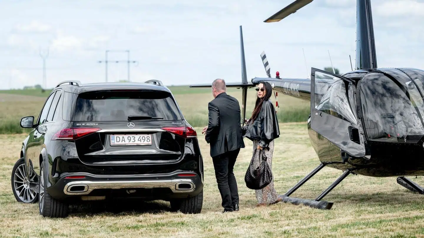 Der var masse af kendisser til Stadils fest. Medina ankom i helikopter.