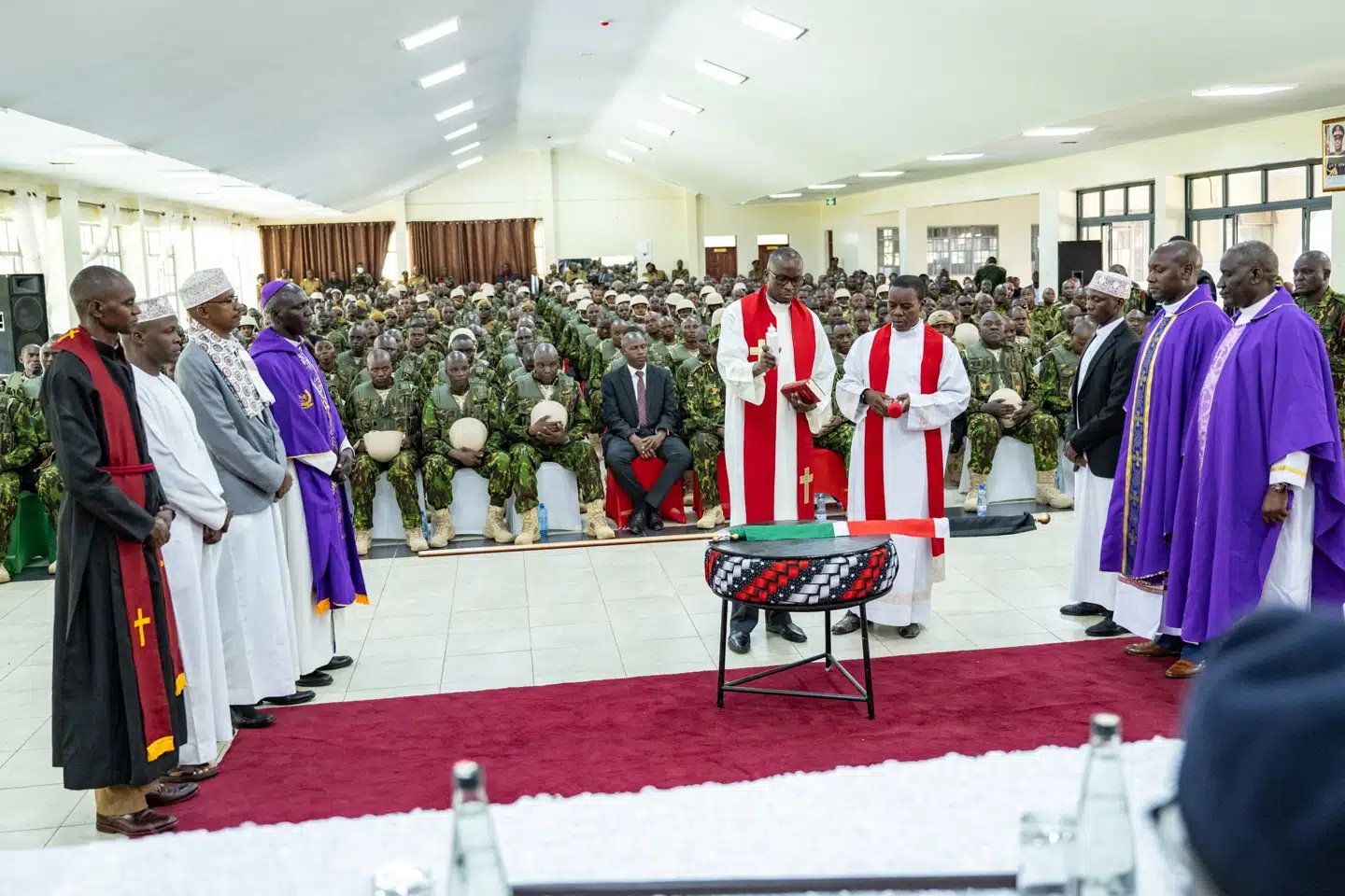 Kenyas præsident, William Ruto, var en af deltagerne i mandagens afskedsceremonien for betjentene.