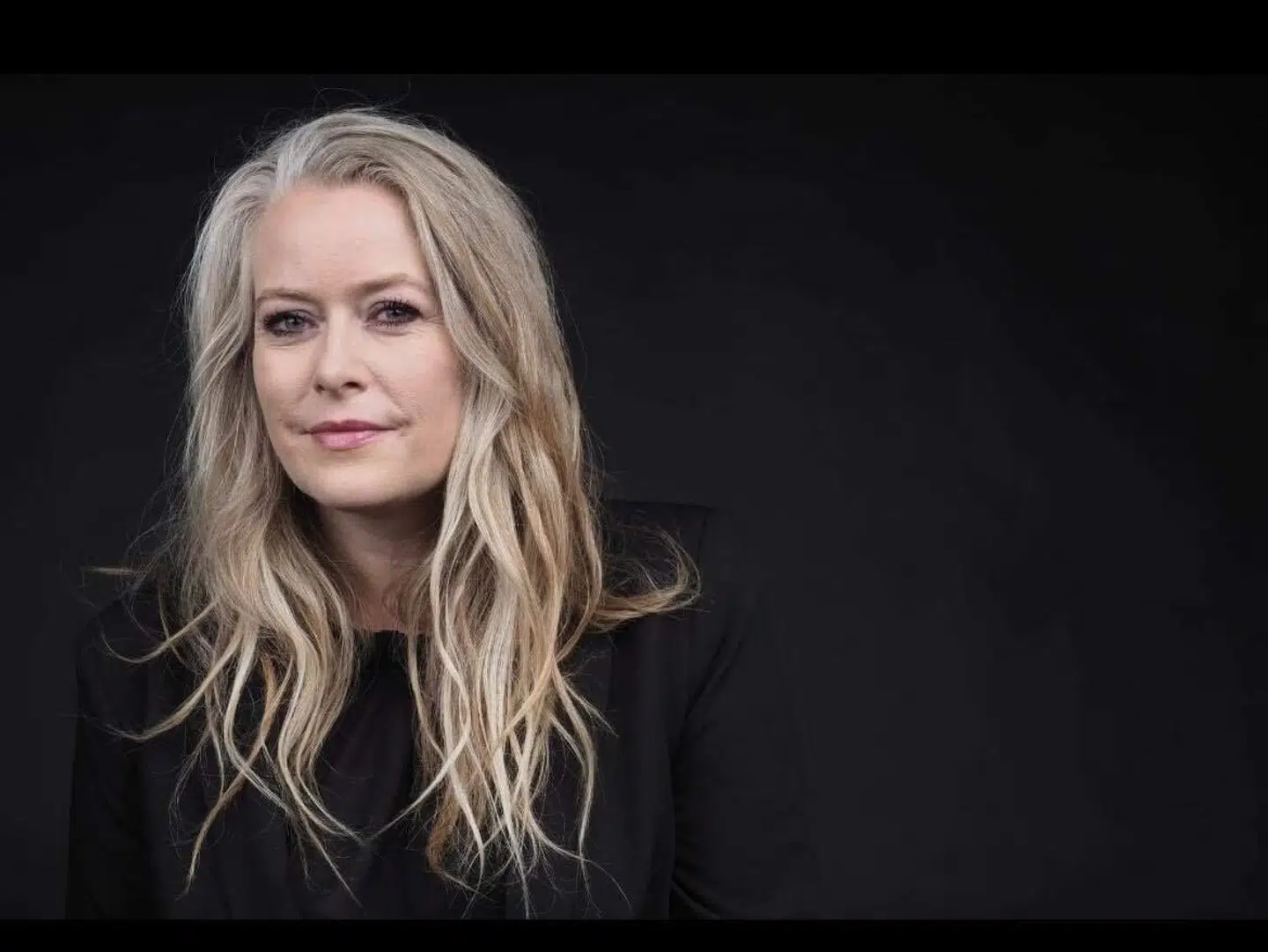 »Måske er tidens tydeligste tegn den spyttende folkehær, der brøler ad den enlige kvinde, at hun skal tie, skamme sig eller dø. Denne hidsige, hadefulde hob, der gennemtrumfer sin sociale kontrol med vilde, fantasifulde anklager, andekald og glammende muskelhunde.«