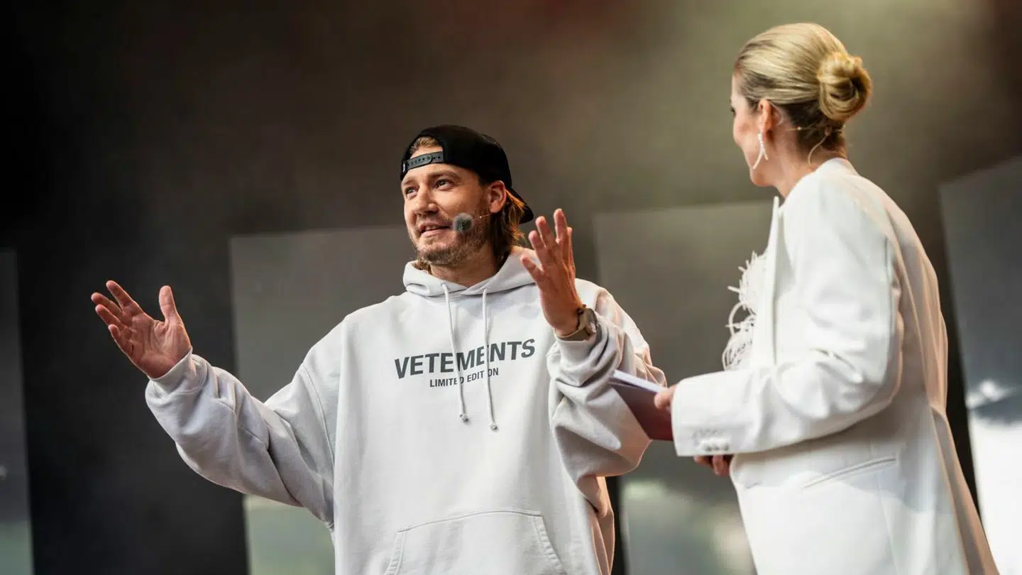 Nicklas Bendtner sendte det danske landshold godt afsted til EM med liveshow fra Plænen i Tivoli.