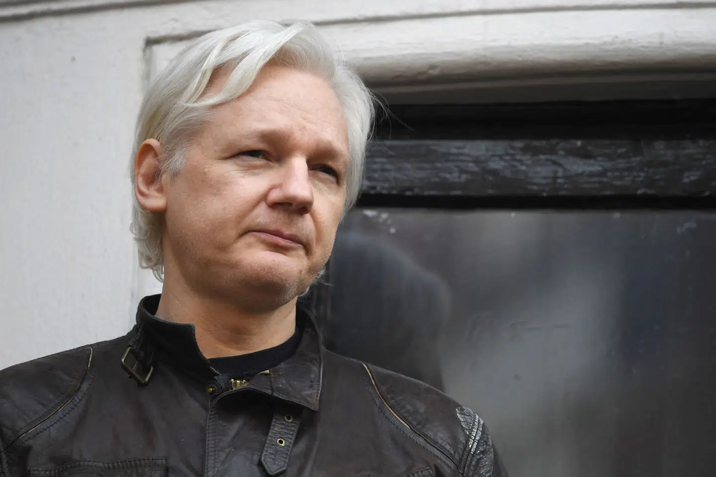 Fra 2012 til april 2019, hvor han blev anholdt, opholdt Assange sig på Ecuadors ambassade i London, da Sverige havde anmodet om at få ham udleveret. Samtidig frygtede han udlevering til USA. Her ses han i 2017.