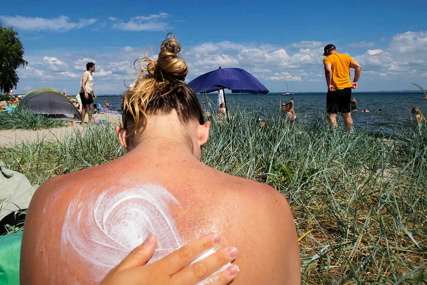 Kræftens Bekæmpelse anbefaler brug af solcreme.