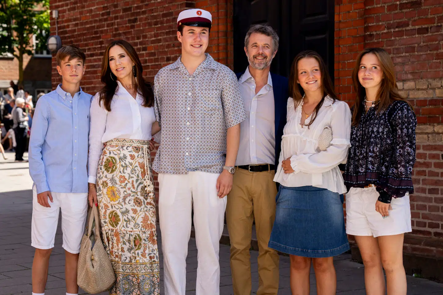 Prins Vincent, dronning Mary, kong Frederik X, kronprins Christian, prinsesse Isabella og prinsesse Josephine, i forbindelse med at kronprinsen har afsluttet sin sidste eksamen og er blevet student fra Ordrup Gymnasium.