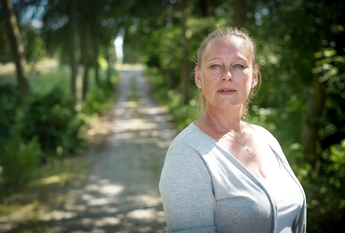 48-årige Bente Strunge Hermann arbejdede som frivillig på Allingåbro Motor Festival, hvor hun blev påkørt af fire berusede unge mænd, der havde ombygget en gammel lædersofa til et motoriseret køretøj. Ulykken gav hende flere hjerneblødninger og indre blødninger. Alligevel trak sagen voldsomt ud hos politiet.