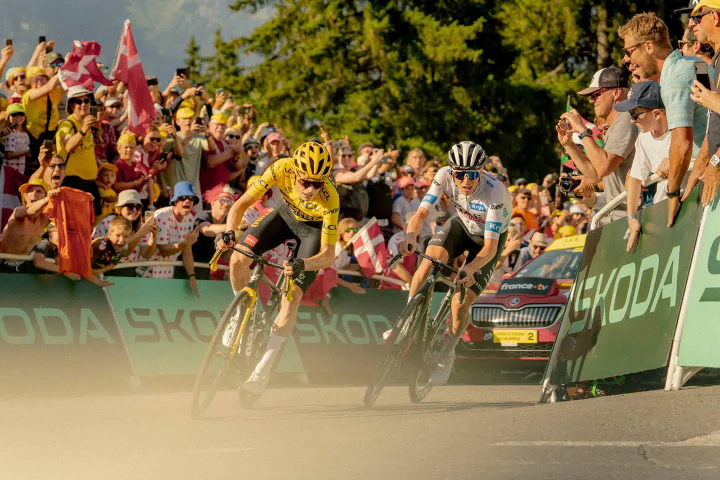 Sidste år fulgtes Jonas Vingegaard og Tadej Pogacar helt tæt det meste af løbet. Ved 15. etapes afslutning var der efter mere end 62 timer og 2.607 kilometer kun ti sekunder imellem dem. To etaper senere var Vingegaard 7.35 minutter foran.