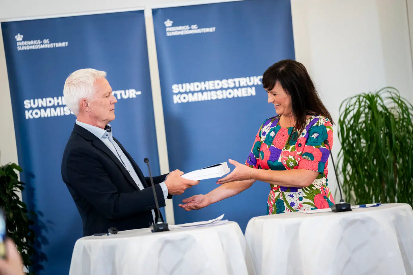 »I Dansk Råd for Genoplivning er vi klar til at løfte et endnu større ansvar end i dag. Det kræver bare, at regeringen tør tænke os og lignende civilsamfundsorganisationer bedre ind, når stregerne for fremtidens sundhed skal tegnes.« Indenrigs- og sundhedsminister, Sophie Løhde (V), og Sundhedsstrukturkommissionens formand, Jesper Fisker, ved Sundhedsstrukturkommissionens pressemøde på Holbæk Sygehus.