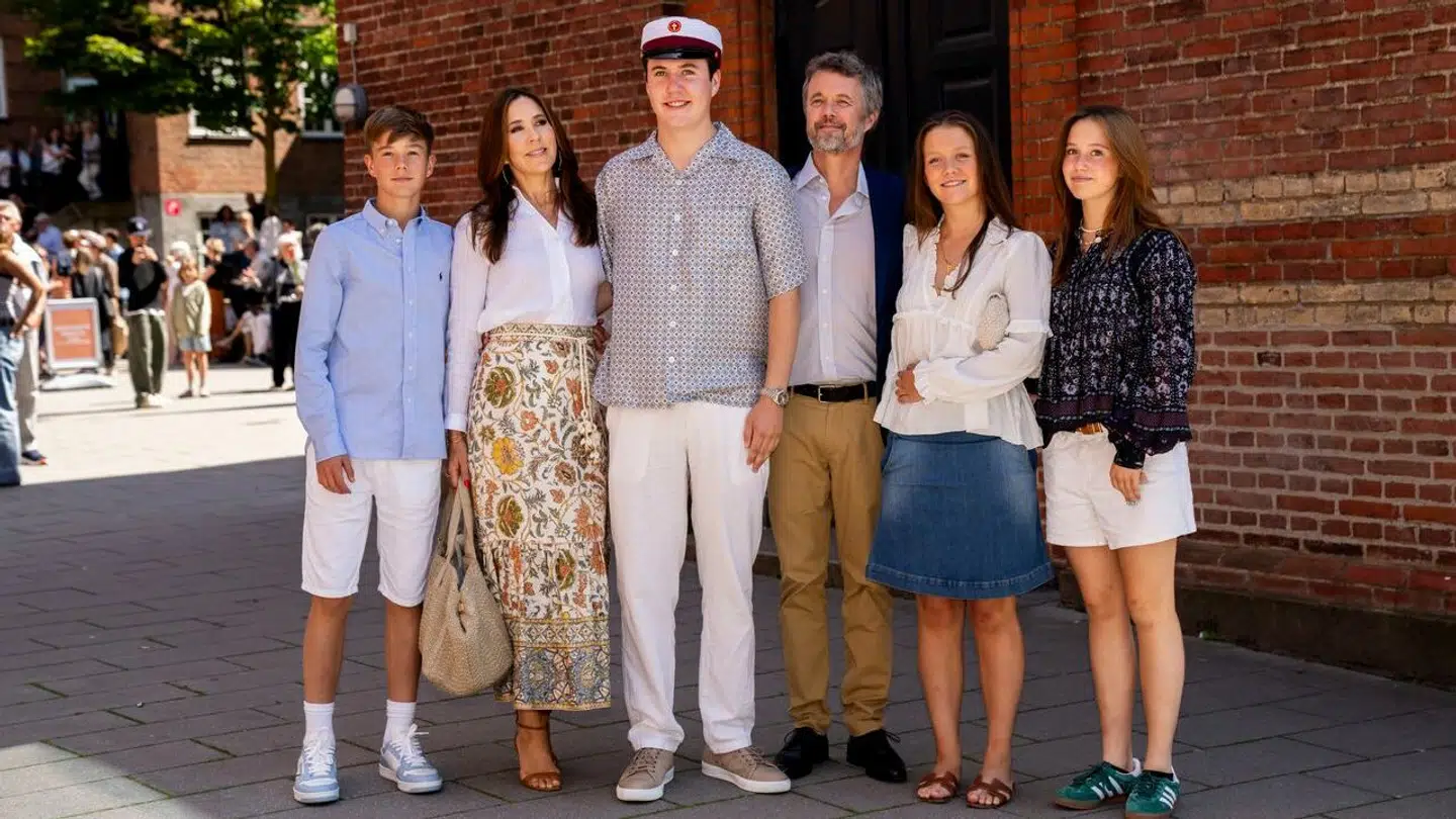 Kronprins Christian havde familien med til sin sidste eksamen – og flere udenlandske medier kan ikke komme sig over, hvor høj og flot, den danske kronprins har vokset sig.