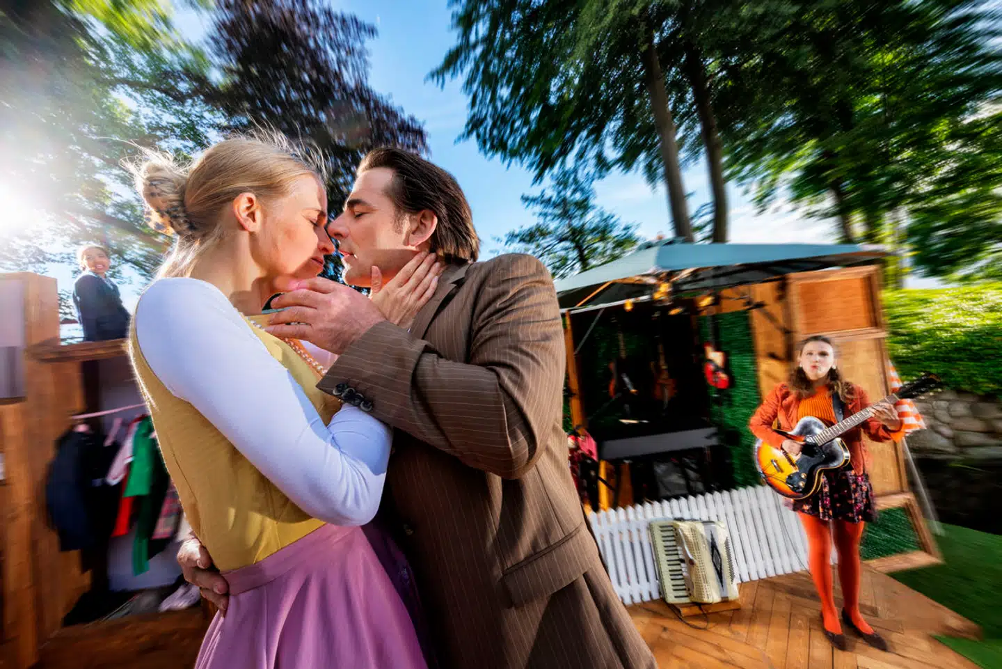 Helle Virkner (Lise Lauenblad) falder pladask for Jens Otto Krag (Rolf Hansen) – manden med drømme om både velfærdssamfund og det perfekte ægteskab. PR-foto: Per Morten Abrahamsen