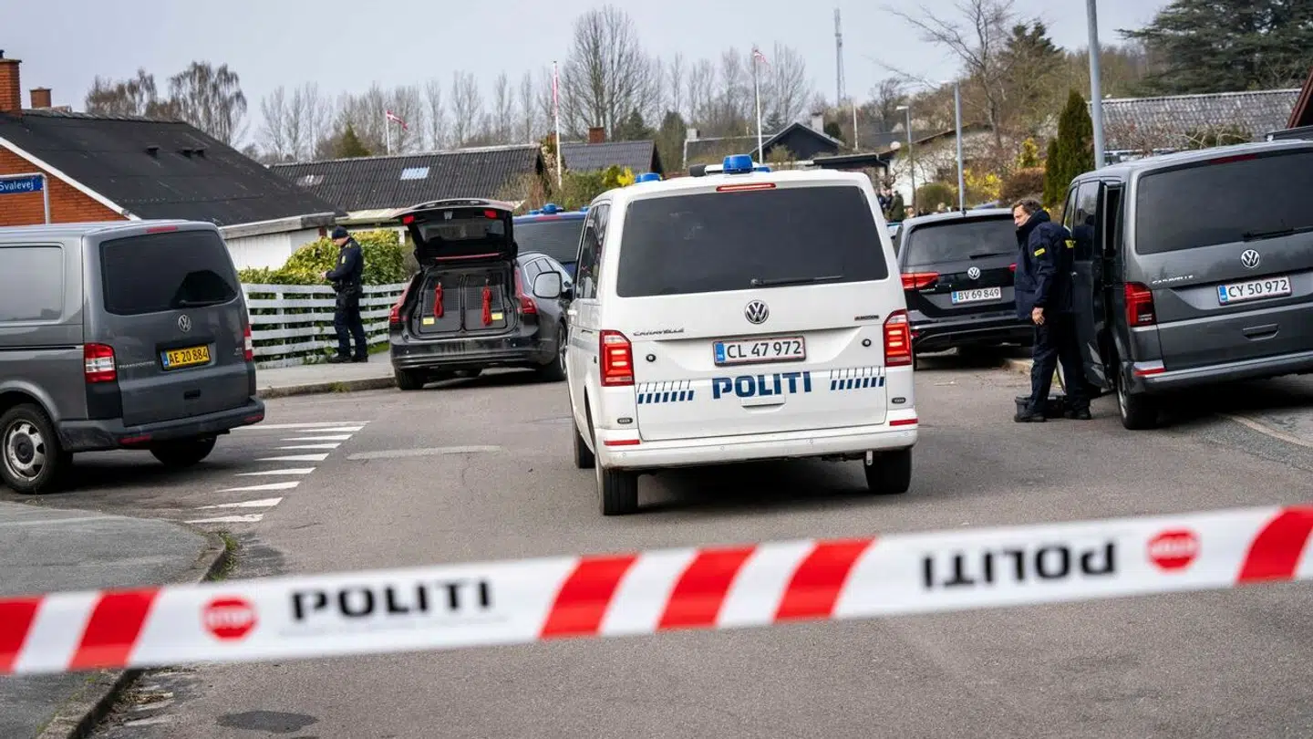 16. april - kort før klokken 15 - blev den 13-årige pige befriet og den tiltalte anholdt af politiet på hans adresse i Svenstrup. Nogle uger senere blev han også sigtet for forbrydelserne mod Emilie Meng og den 15-årige efterskoleelev.