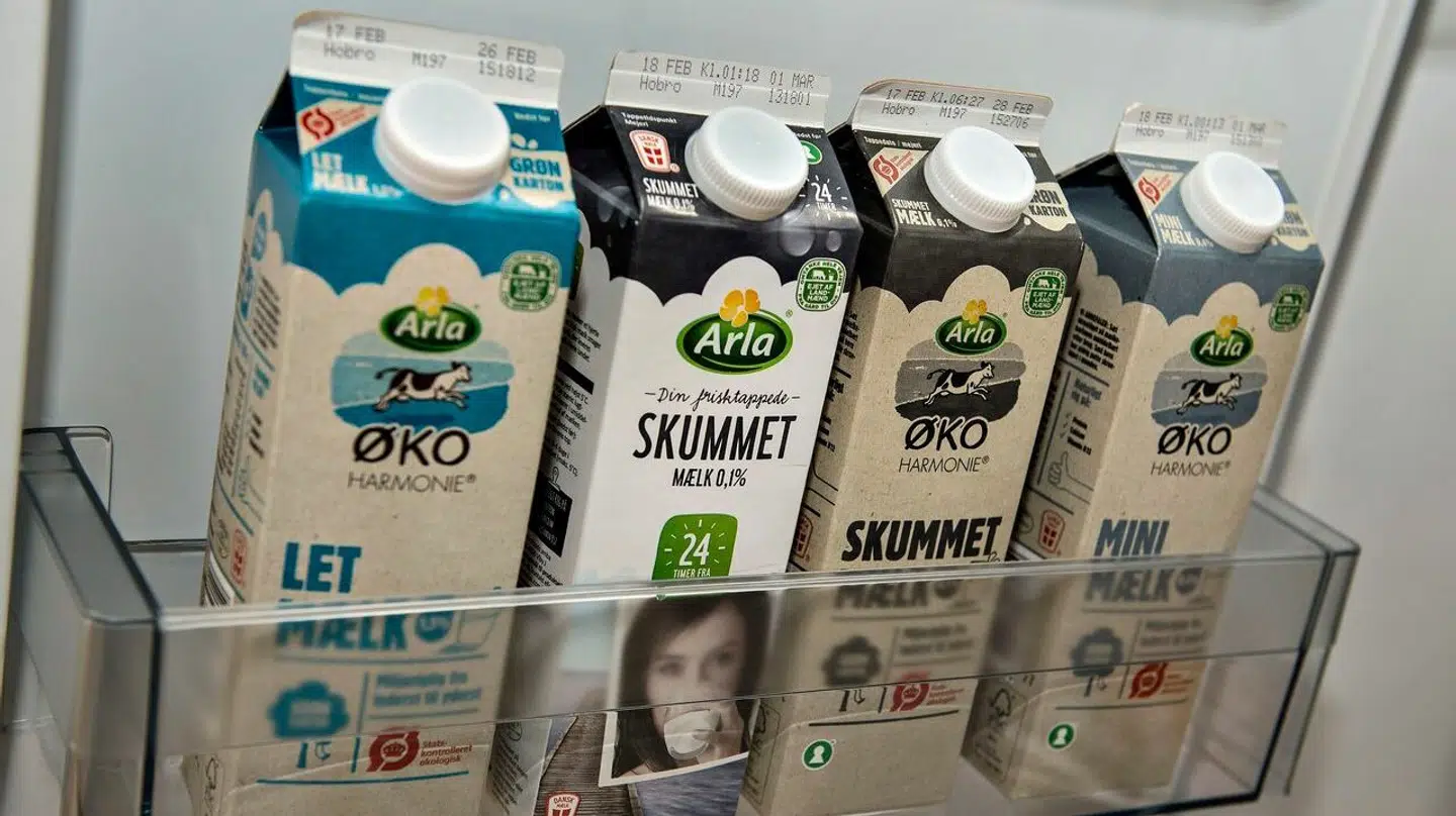 Ann Lehmann Erichsen fra Sydbank vurderer, hvad blandt andet en liter mælk vil koste med den nye CO2-afgift.