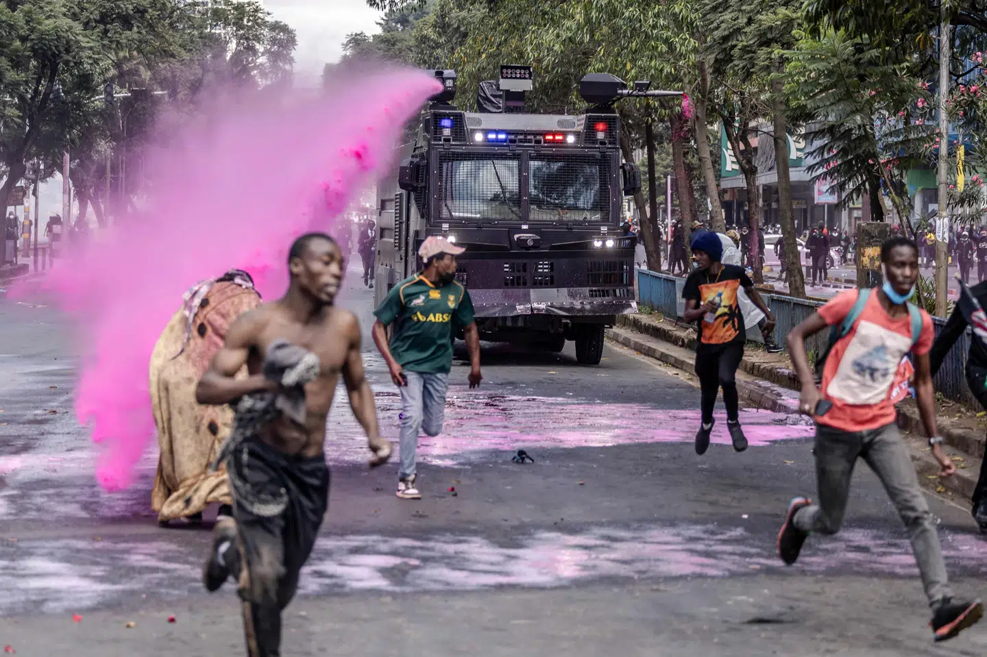 Politiet bruger vandkanoner mod demonstranterne i Nairobi.