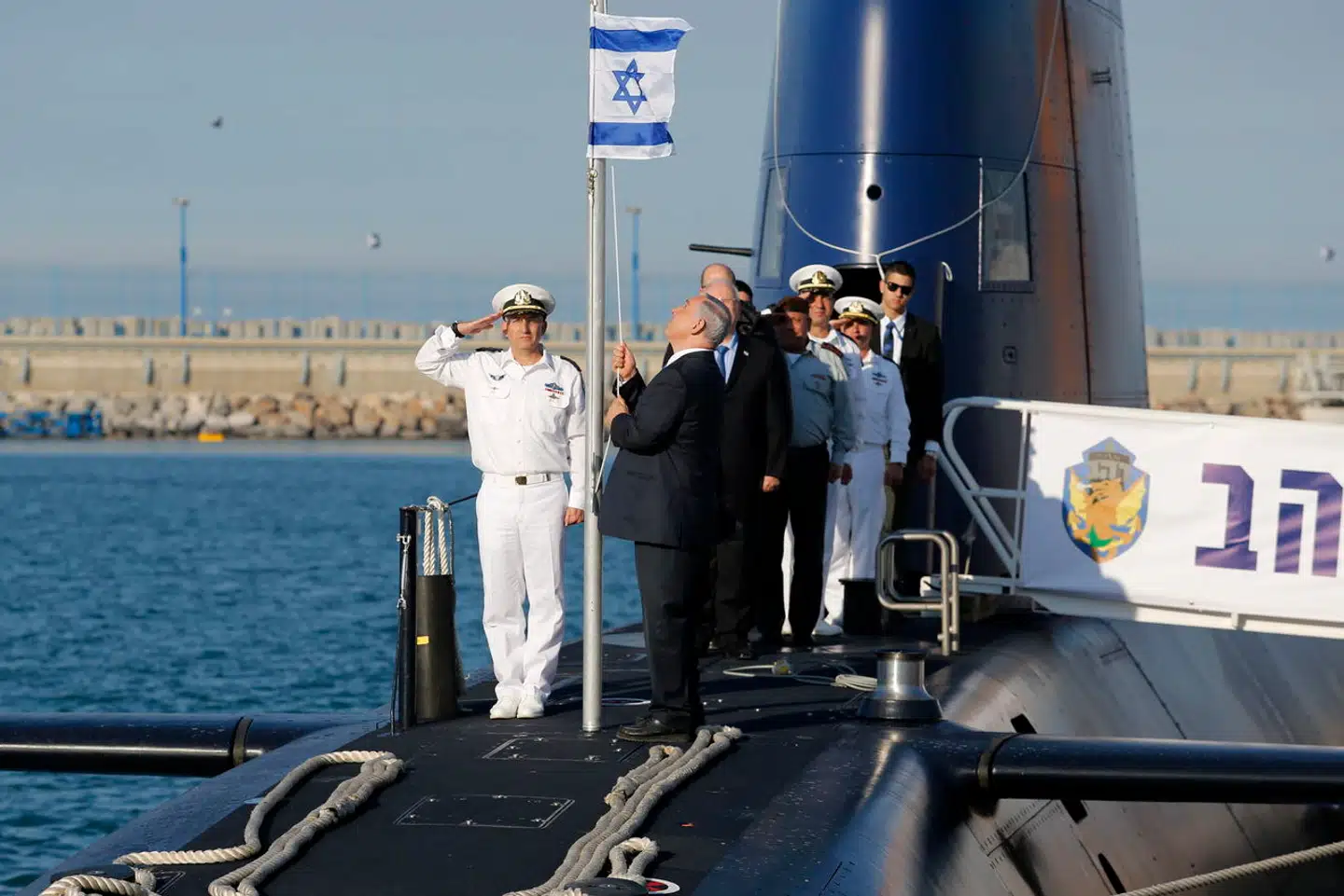 Israel har en flåde af tyskbyggede ubåde. De er blevet stadig større og med større militær kapacitet. Det menes, at den nyeste ubåd, INS Dragon, har vertikale celler, så man kan affyre missiler fra skibet. På billedet hejses det israelske flag af premierminister Benjamin Netanyahu.