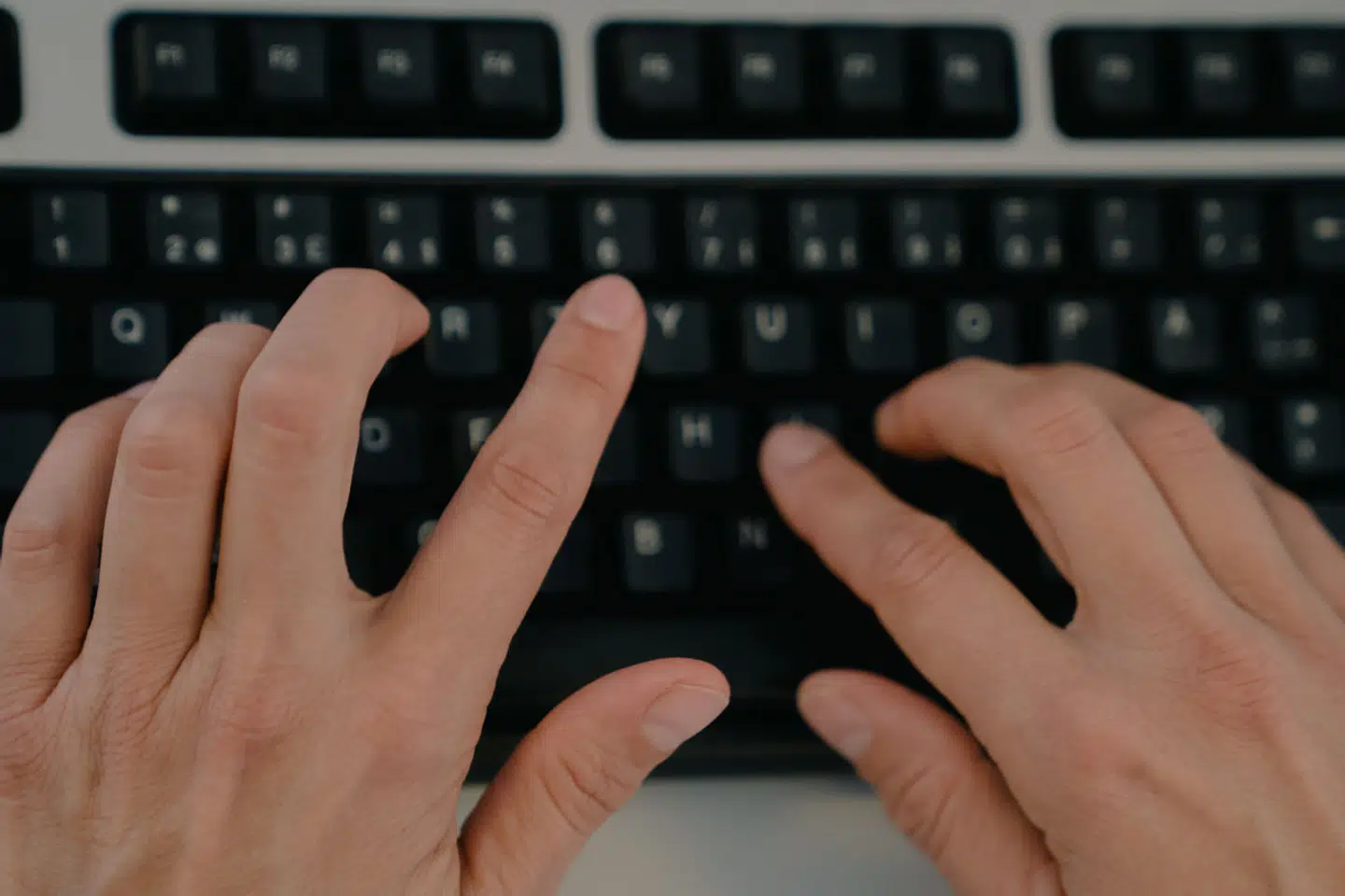 I 2023 var ledigheden højest blandt personer med en lang videregående uddannelse.