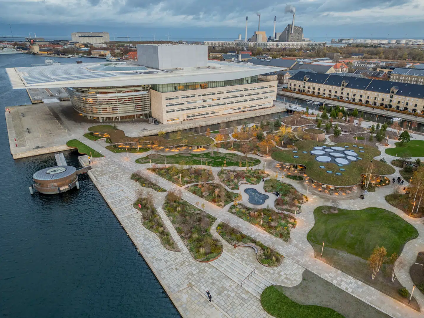 A.P. Møller Fonden bør føre Operaen tilbage til Henning Larsens oprindelige vision, mener Ole Borg.