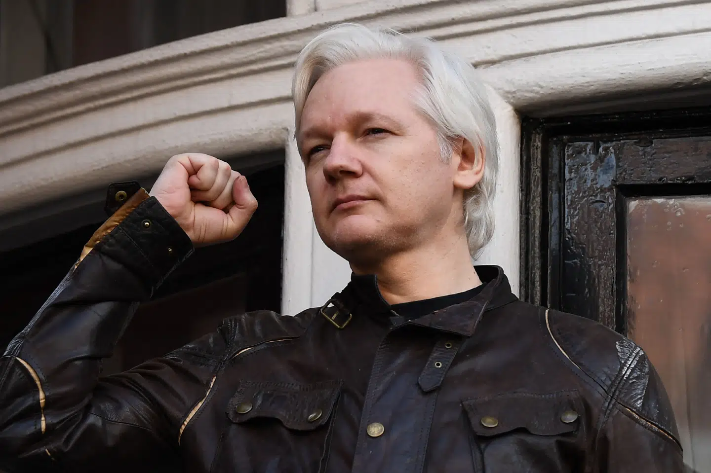 Julian Assange fotograferet, da han i 2017 stod frem på balkonen på Ecuadors Ambassade i London. Her opholdt han sig i asyl i syv år. (Arkivfoto).