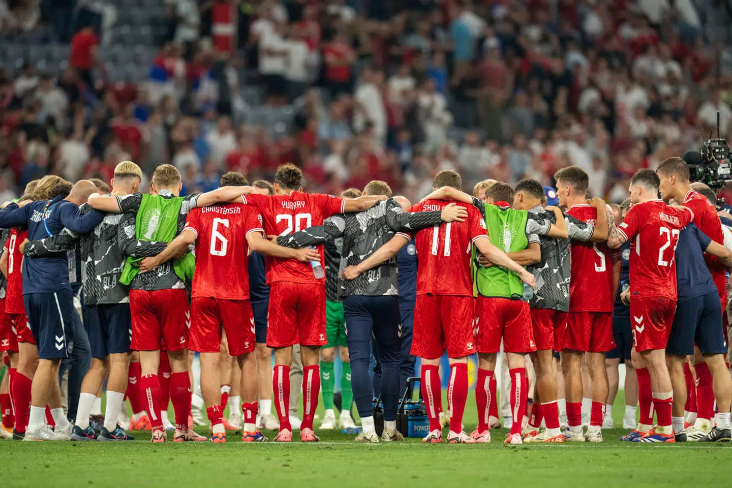 Det danske landshold skal ikke hjem, men videre. Nu venter Tyskland i ottendedelsfinalen.