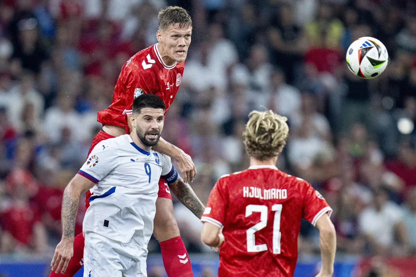 Jannik Vestergaard var altdominerende i duellen med Aleksandar Mitrovic, da Danmark spillede sig videre ved EM.