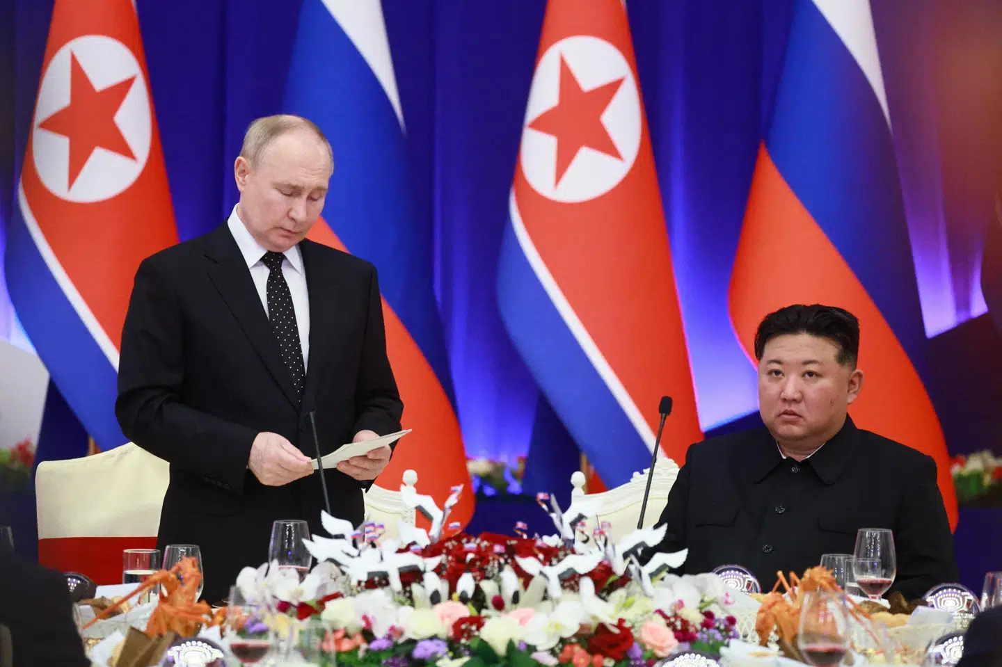 Den russiske præsident, Vladimir Putin, besøgte Nordkoreas hovedstad, Pyongyang, sidste uge og roste i den forbindelse Nordkorea for landets opbakning til Rusland - blandt andet i forbindelse med krigen i Ukraine. Her ses Putin med den nordkoreanske leder, Kim Jong-un