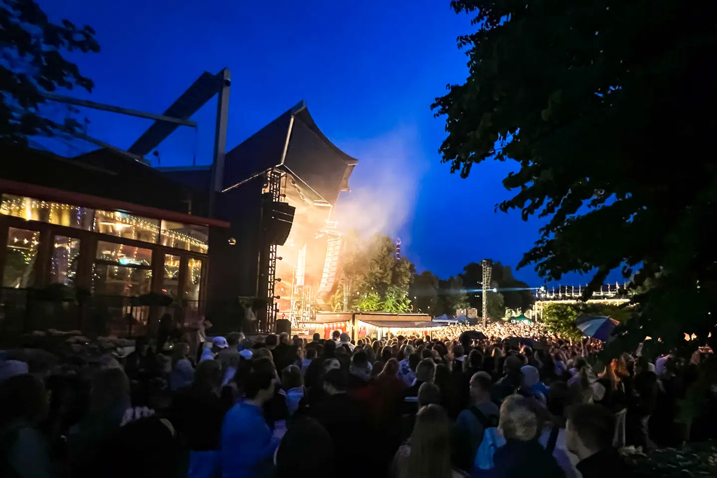 Der var fyldt i Tivoli fredag til koncerten med Rasmus Seebach.