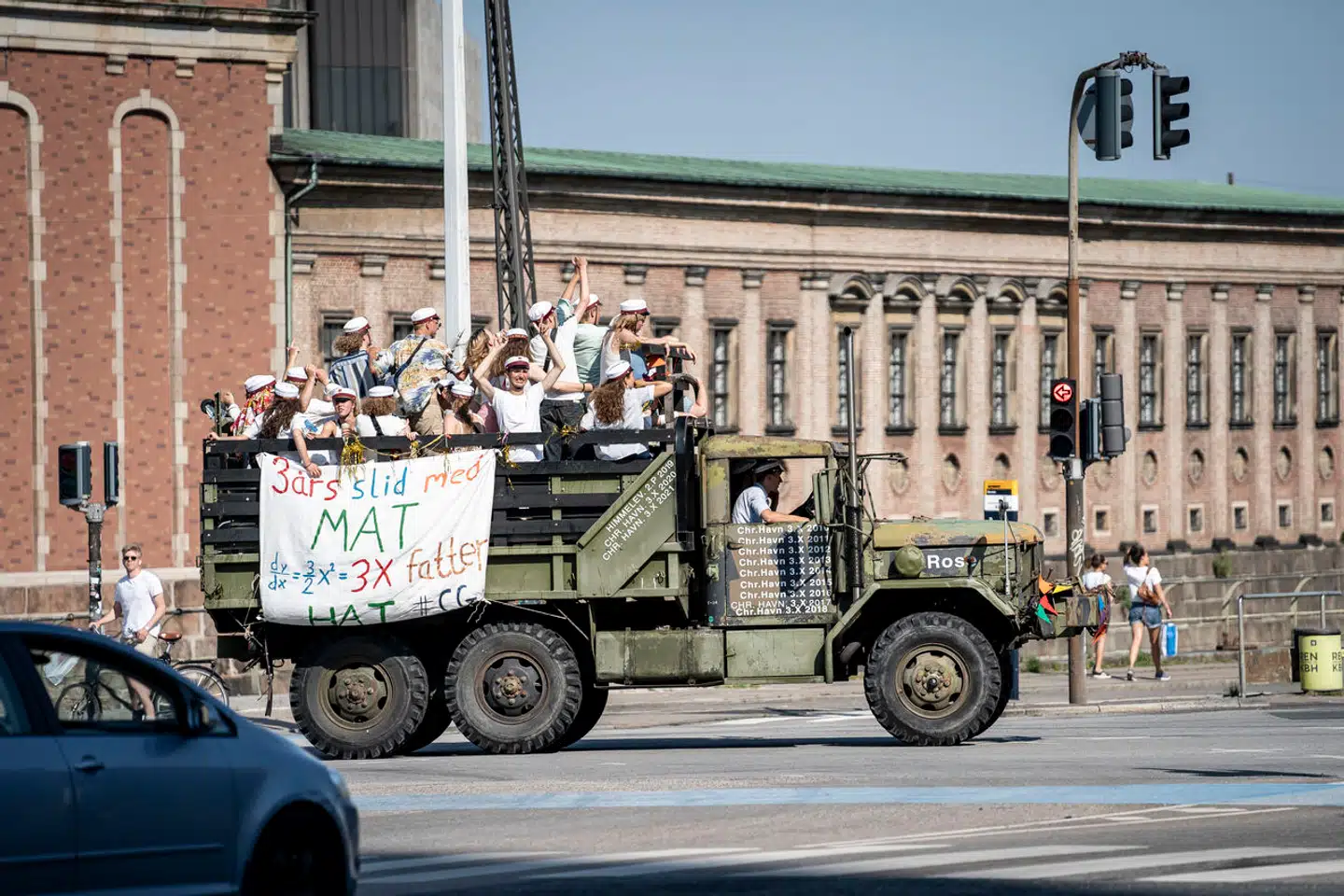 »I en ny analyse, vi i Arbejderbevægelsens Erhvervsråd (AE) udgav for nylig, viser vi, at rekordmange studenter ikke kommer videre i uddannelse fem år, efter at de færdiggjorde gymnasiet,« skriver Lars Andersen.