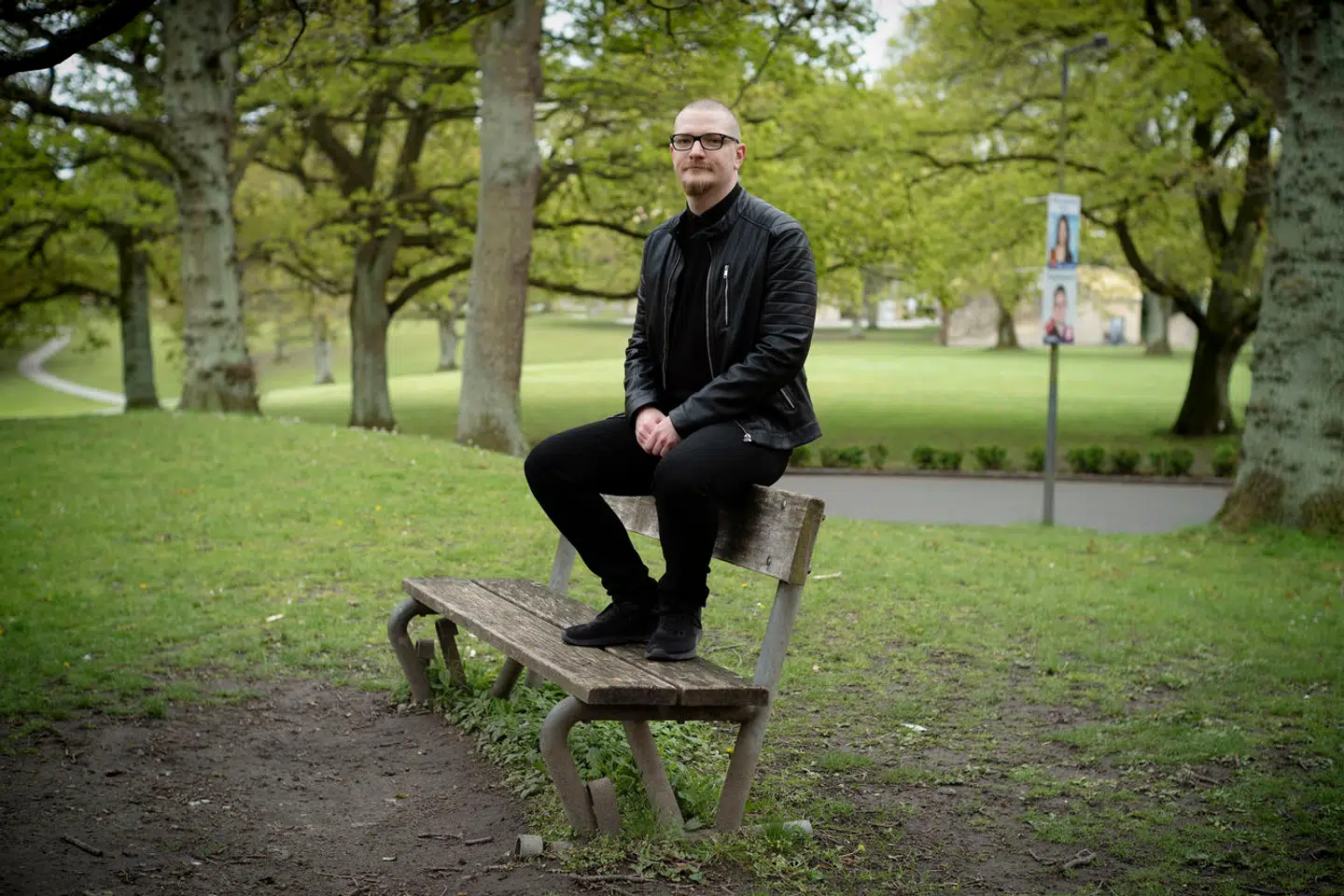 Sune Bjørn Andersen har bestyret Facebook-gruppen FIREDanmark i mere end syv år. I dag har gruppen mere end 28.000 medlemmer. Dagligt deler medlemmerne erfaringer om deres måde at styre økonomi, aktier og besparelser på.