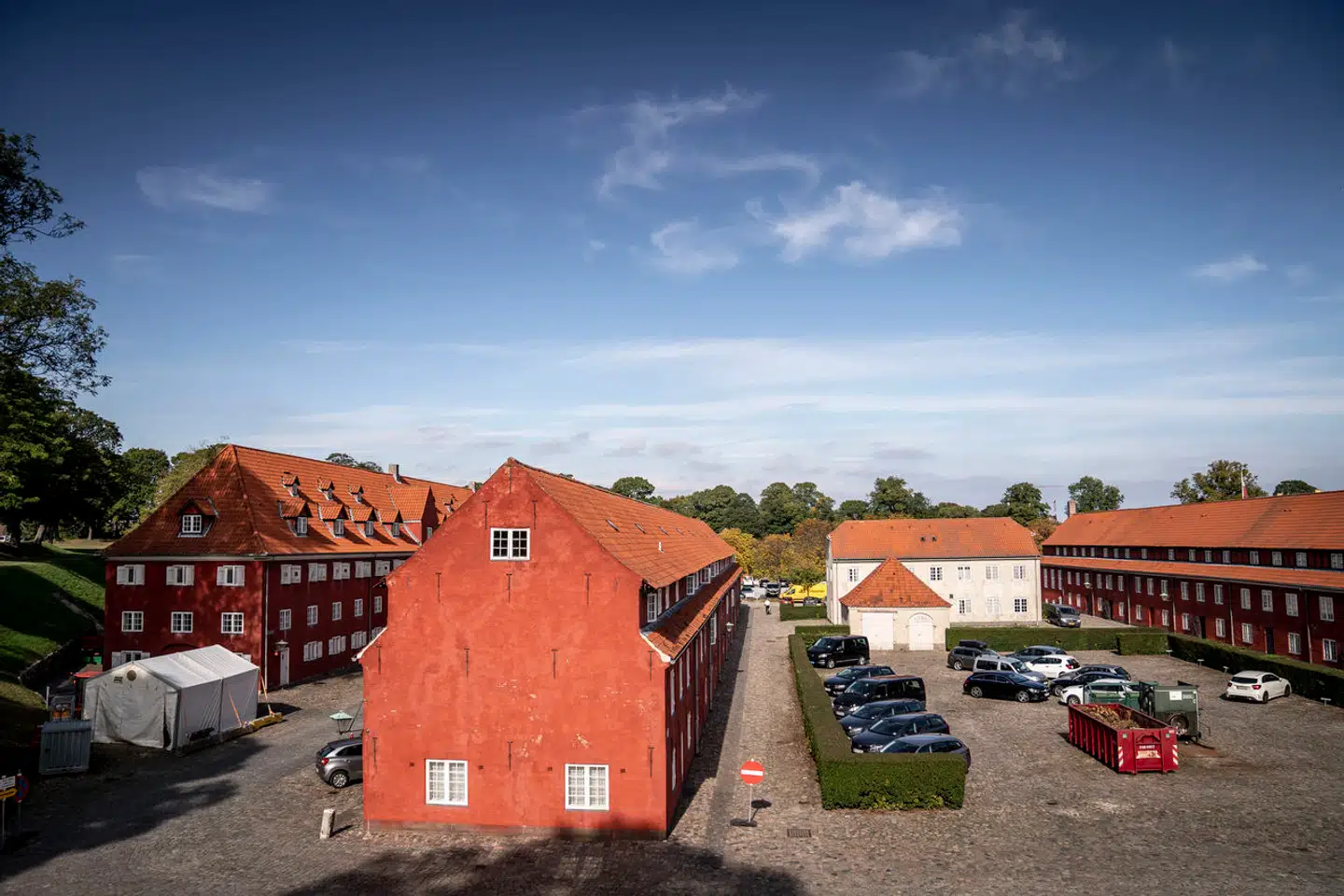 Kastellet i København, hvor Forsvarets Efterretningstjeneste holder til, skal måske overveje at finde plads til lidt ekstra mandskab til økonomistyring.