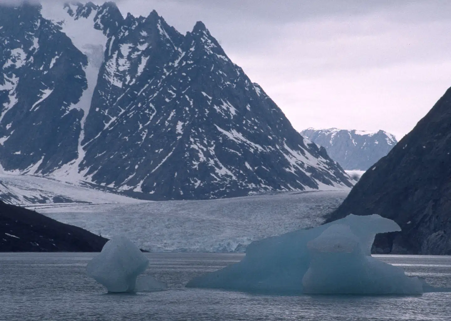 »Lad ikke gensidige fordomme komme i vejen for en tilgivende, kærlig og ikke mindst ligeværdig stemning mellem Grønland og Danmark, skriver Nikolaj Andersen Olsvig.