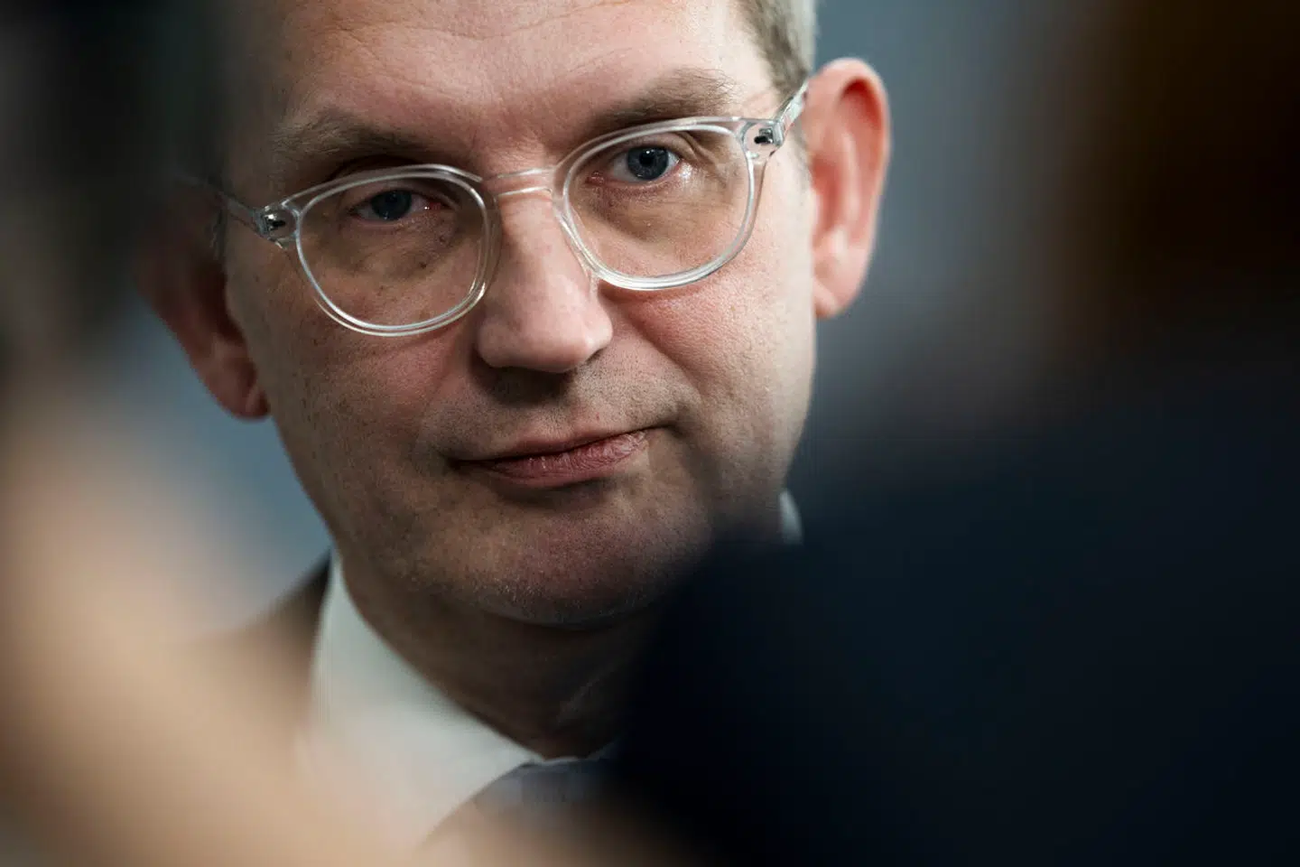 Forsvarsminister Troels Lund Poulsen (V) skal svare på spørgsmål om de svigtende våbensystemer ombord på fregatten Iver Huitfeldt.