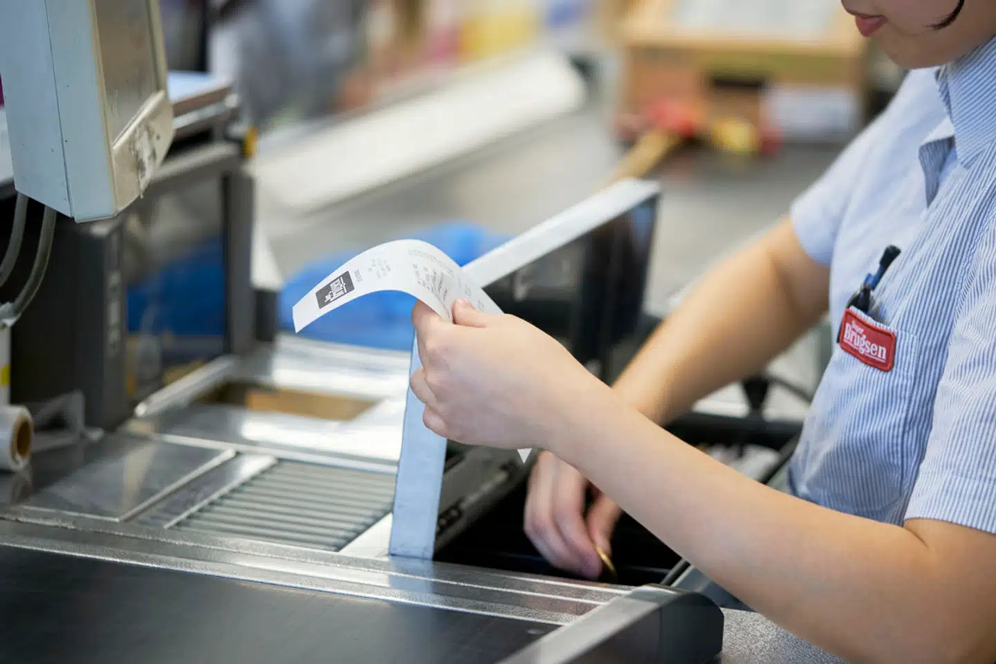 »Vi frygter, at kundernes opførsel er med til at gøre arbejdsmiljøet i butikkerne så råt, at det ikke er forsvarligt at lukke børn ud i den verden.«