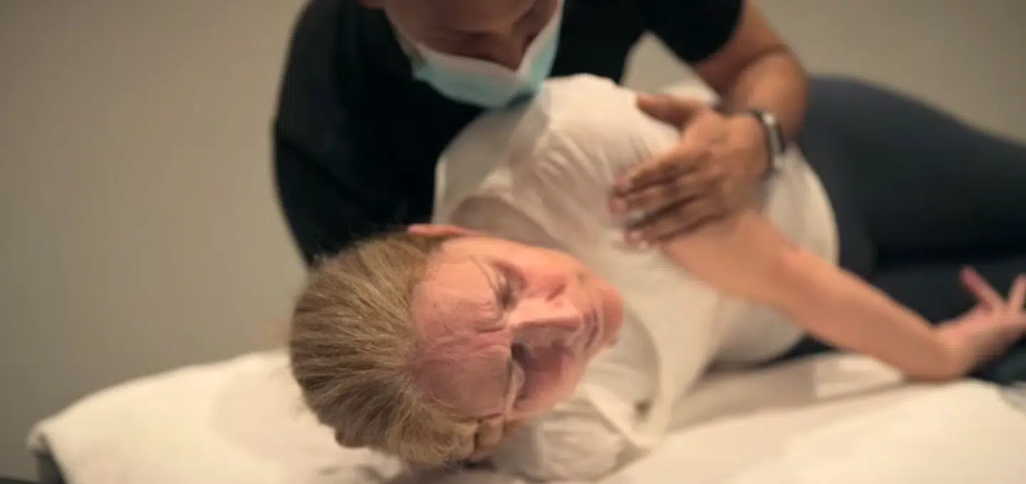 Så voldsomt ser det ud, da Céline Dion får et anfald. Videoen kan du se længere nede i atiklen.
