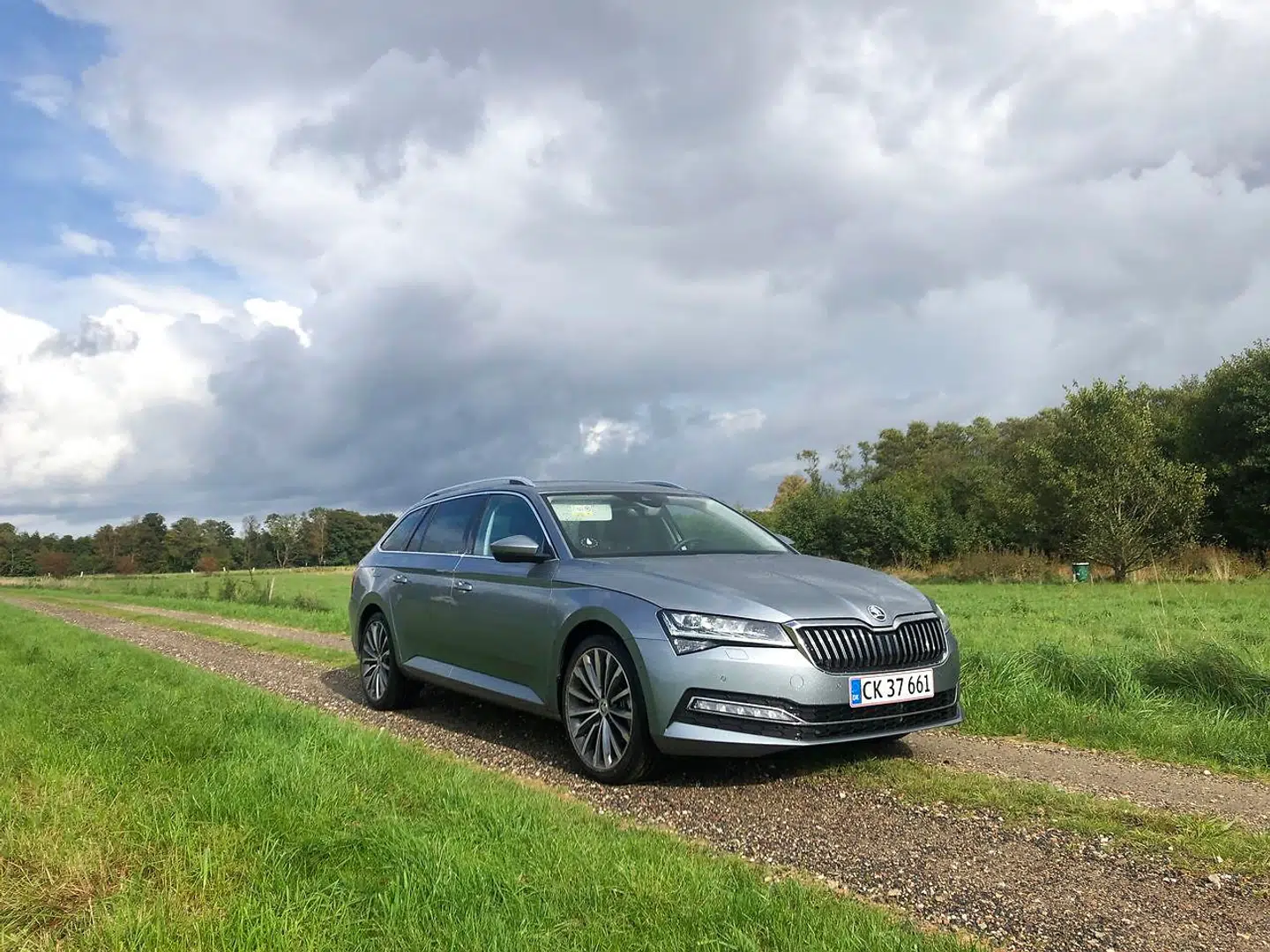 Forlygterne og kørelyset er gjort strammere og skarpere i designet, og det giver Superb mere karakter.